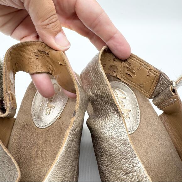 CLARKS Caslynn Diem High Heel Wedge Sandal Gold Metallic Size 7 Office Dressy - Picture 11 of 14